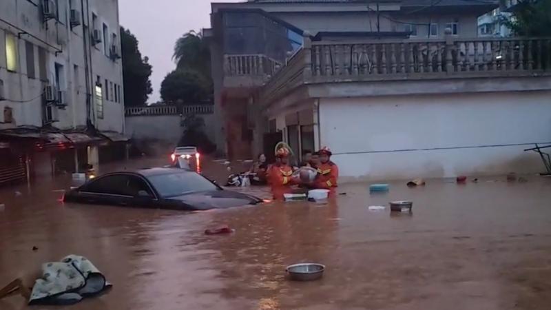 江西铜鼓：百岁老人被困洪水 消防员蹚深水暖心营救