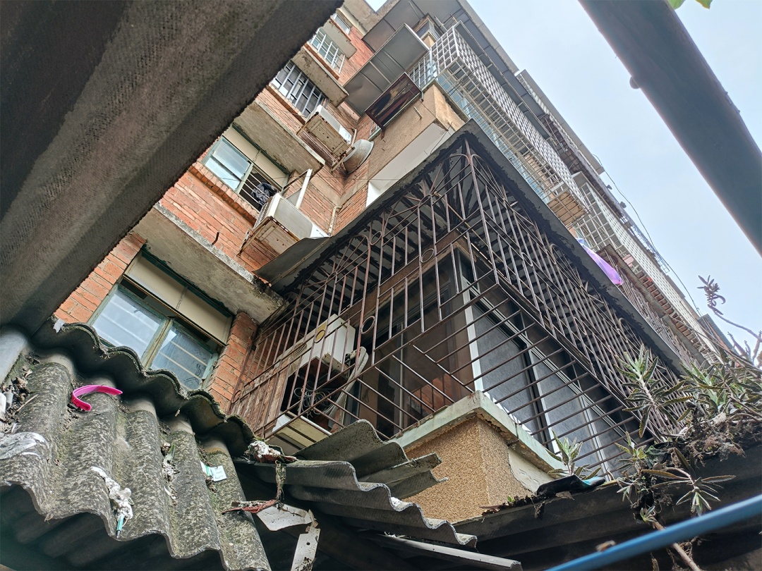 柳州女子3楼阳台晾晒衣物，不慎坠楼！