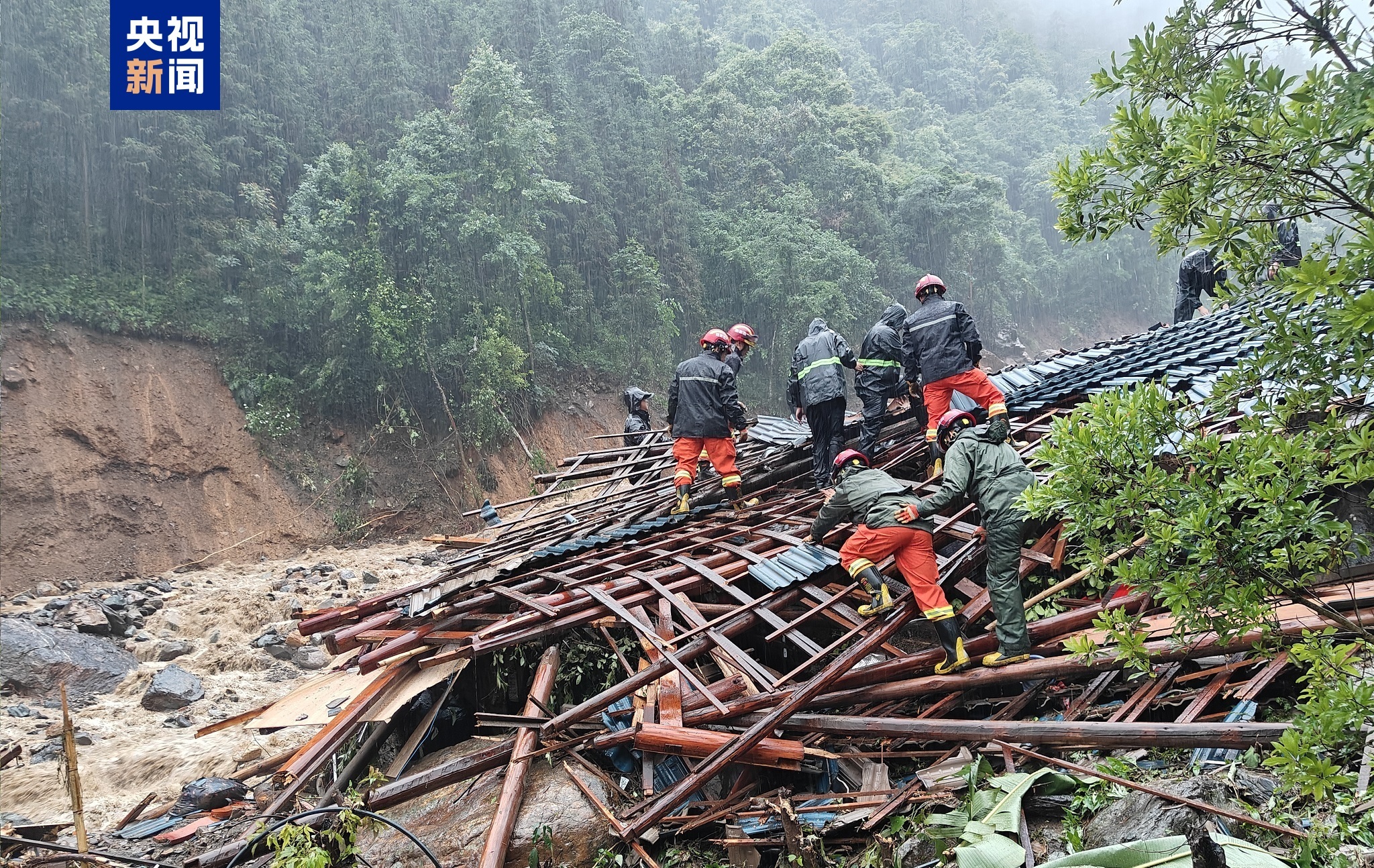 广西龙胜山洪泥石流造成多人失联 救援力量赶赴现场 广西龙胜山洪泥石流造成多人失联 救援力量赶赴现场