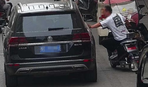 辱警、砸桌！李某，被依法行拘10天！