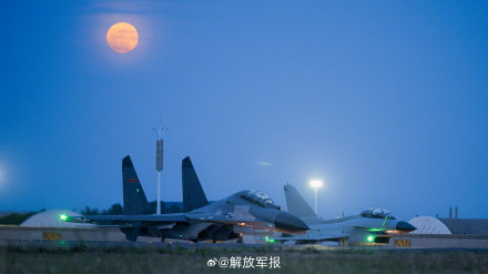 月光下战机，氛围感拉满！