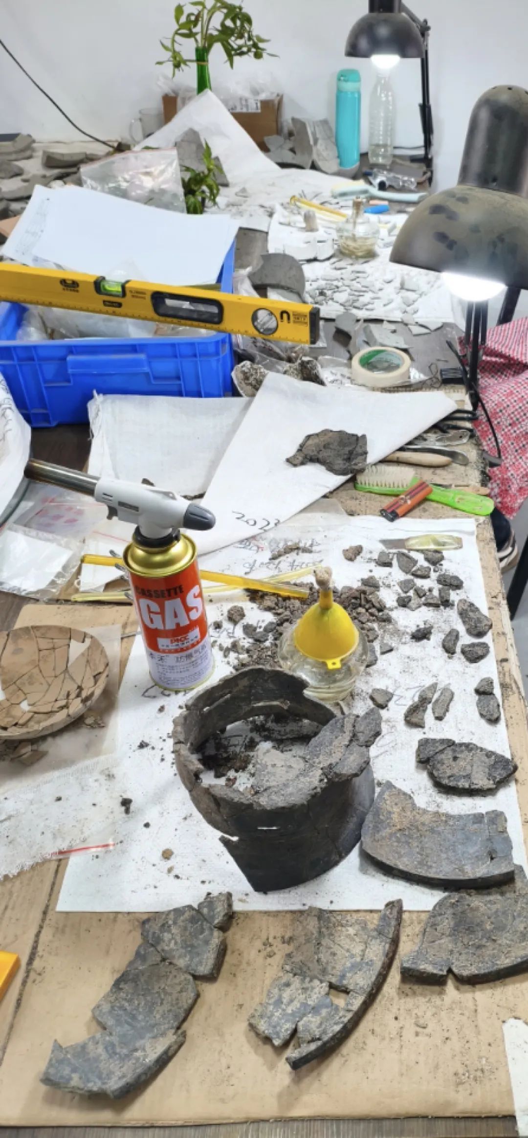 河南小镇挖出5000年前大墓 记者实探“国宝”修复现场