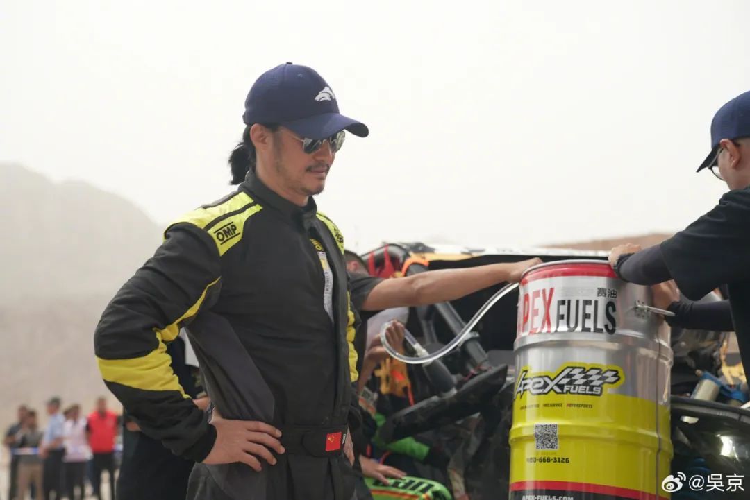 刚刚，51岁吴京发文：起大早赶晚集