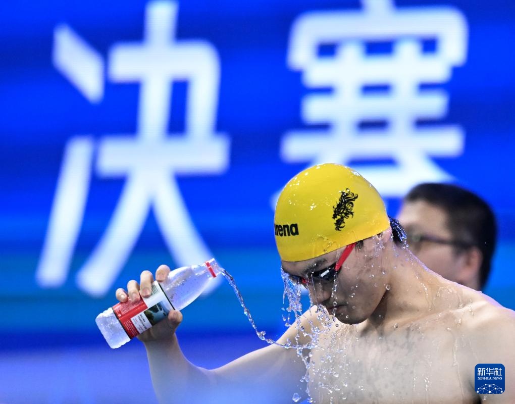 全国游泳冠军赛：徐嘉余获男子200米仰泳冠军