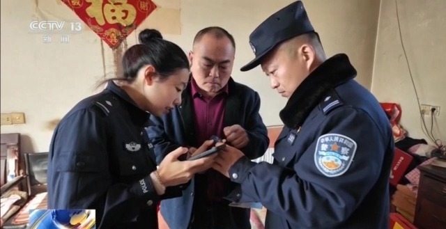 99岁老人深夜徘徊国道边 外卖小哥、民警接力救助 99岁老人深夜徘徊国道边 外卖小哥、民警接力救助