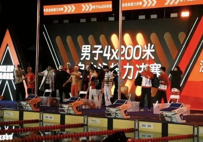 孙杨收获首枚金牌！携手汪顺潘展乐4x200米自由泳接力夺冠