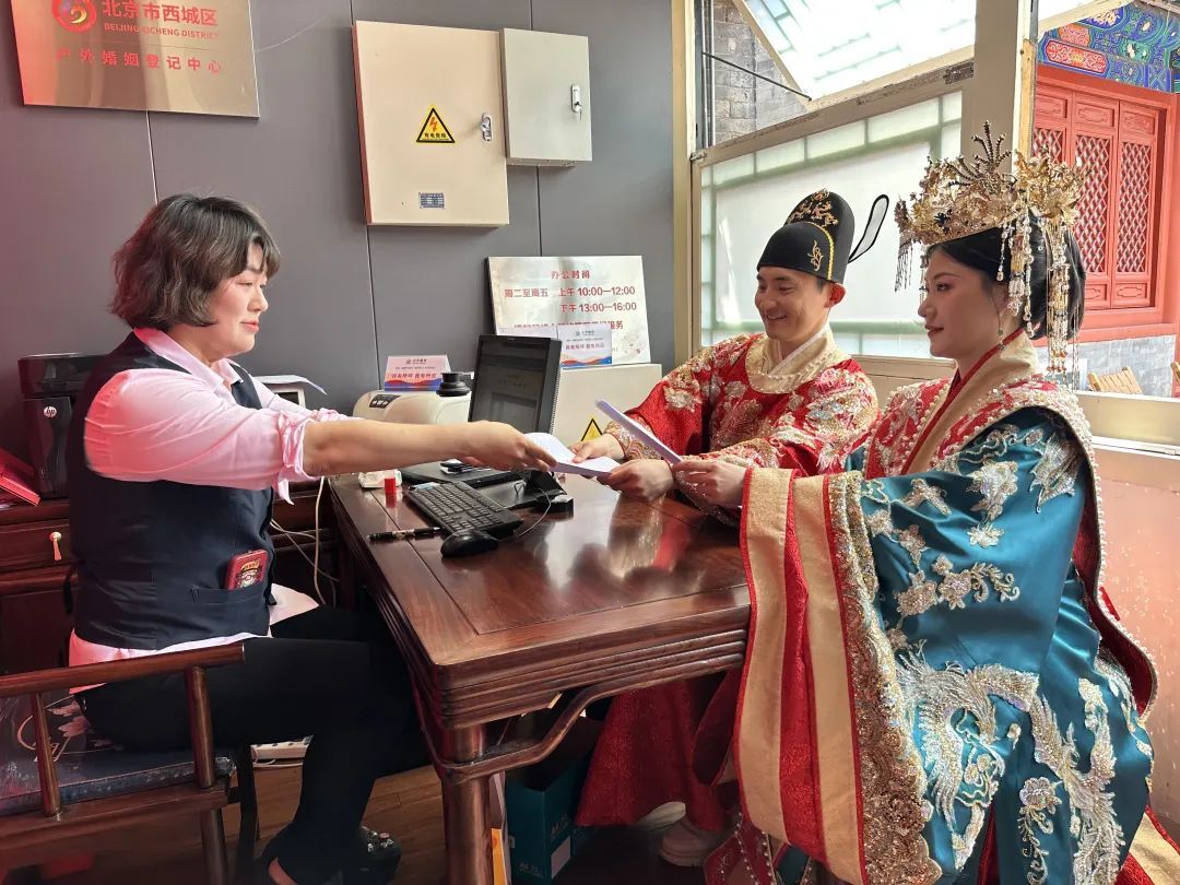 新政实施首个“520”,北京迎婚登高峰!新人花式秀幸福 新政实施首个“520”,北京迎婚登高峰!新人花式秀幸福