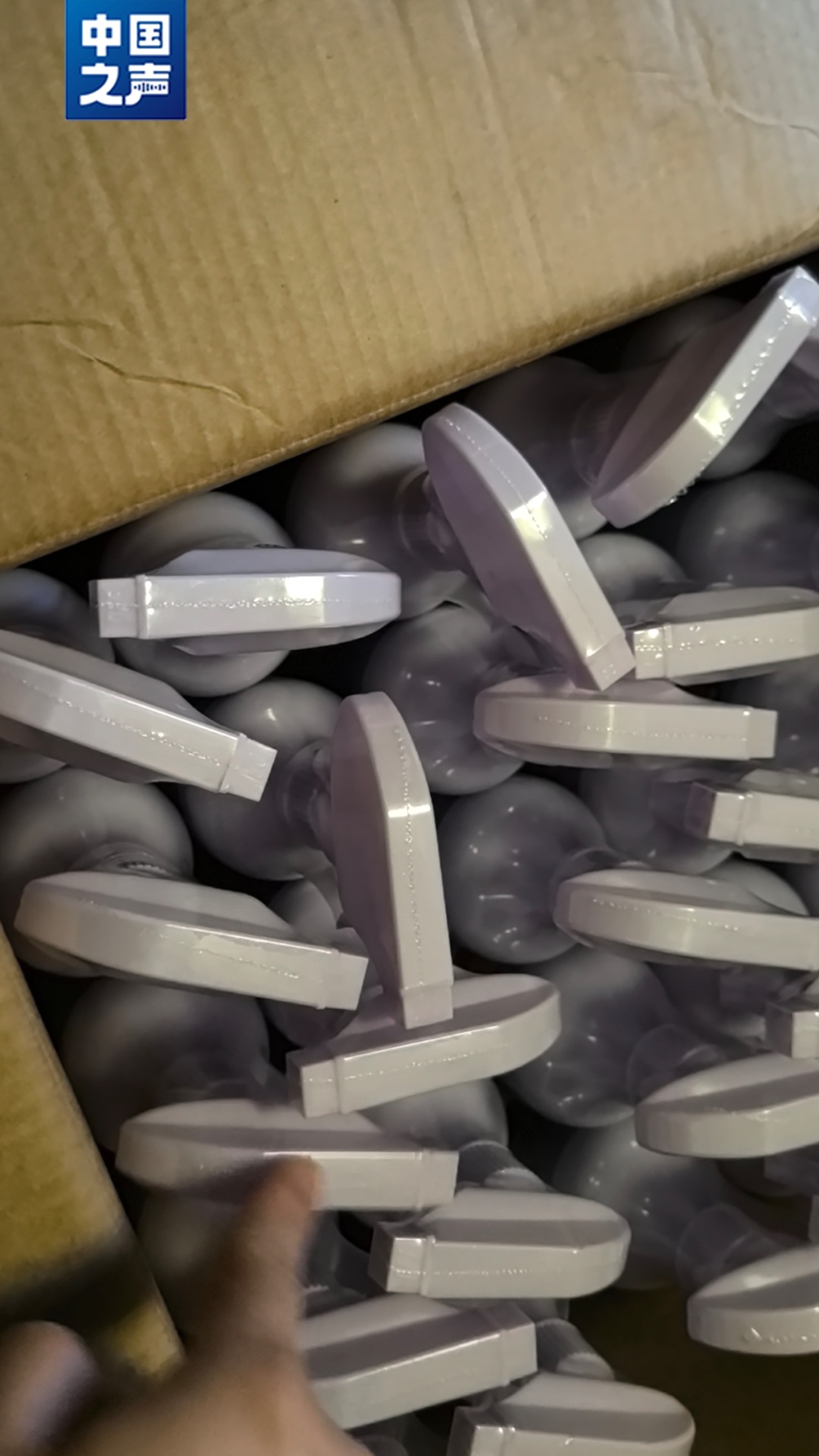 老人花近3万元买400多瓶清洁剂!免费清洁变高价推销,套路曝光 老人花近3万元买400多瓶清洁剂!免费清洁变高价推销,套路曝光