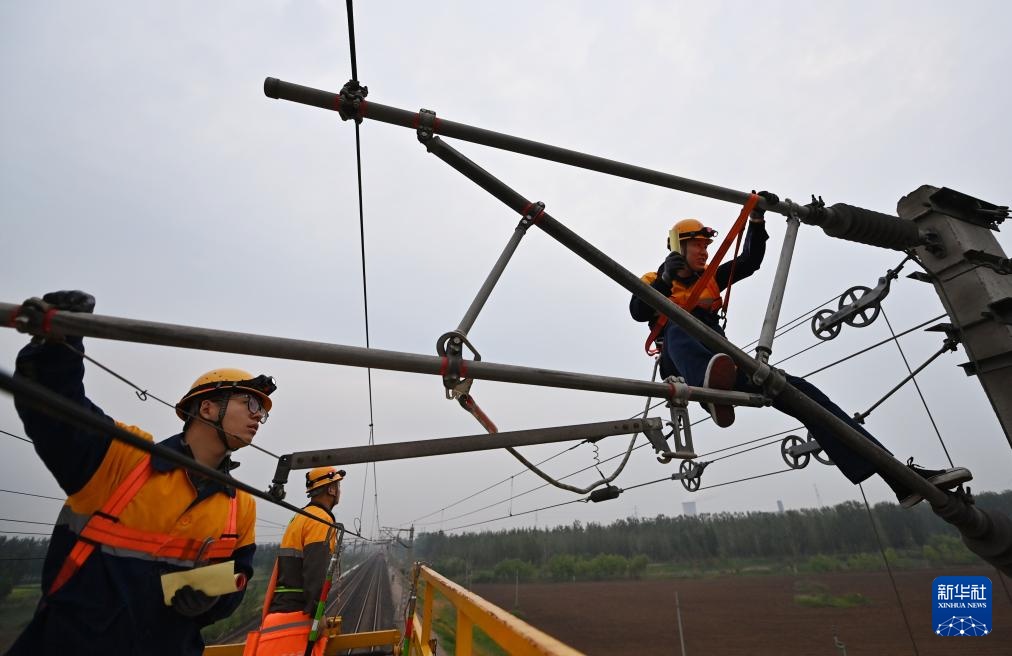 津霸铁路开展接触网集中修工作
