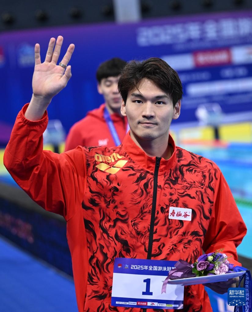 全国游泳冠军赛：徐嘉余获男子200米仰泳冠军