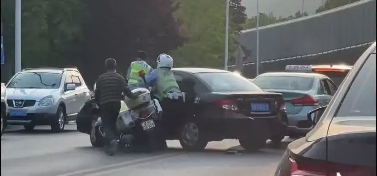 太疯狂了！无证驾驶辽B套牌车，逃逸途中撞伤两名交警……