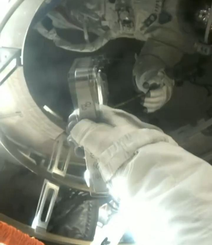 神二十乘组首次出舱 为何半夜起床关门？