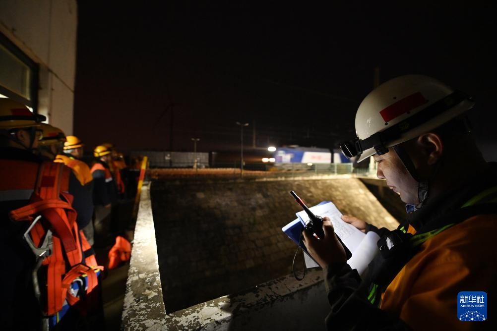 津霸铁路开展接触网集中修工作