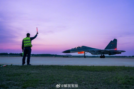 月光下战机，氛围感拉满！