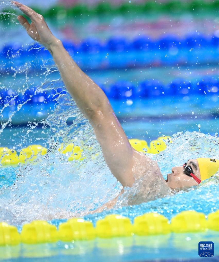 全国游泳冠军赛：徐嘉余获男子200米仰泳冠军