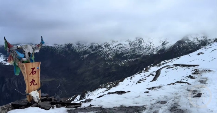 自驾博主甘孜海拔4000多米遇侧翻越野车救助四人,当地卫生院:一名伤者已去世 自驾博主甘孜海拔4000多米遇侧翻越野车救助四人,当地卫生院:一名伤者已去世