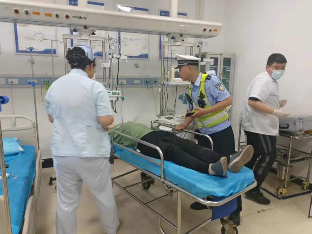 抢赢时间！半挂车蛇形走位，民警一眼辨危，火速救下中风司机！