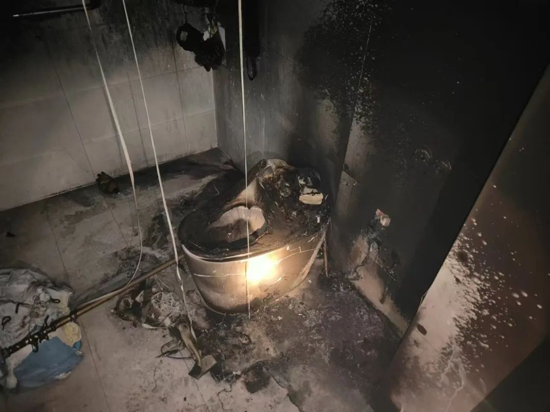 “霸总”着火了!今晚快检查你家卫生间 “霸总”着火了!今晚快检查你家卫生间