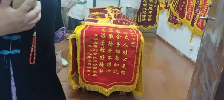 青菜里惊现4万块钱的金手镯！什么情况？