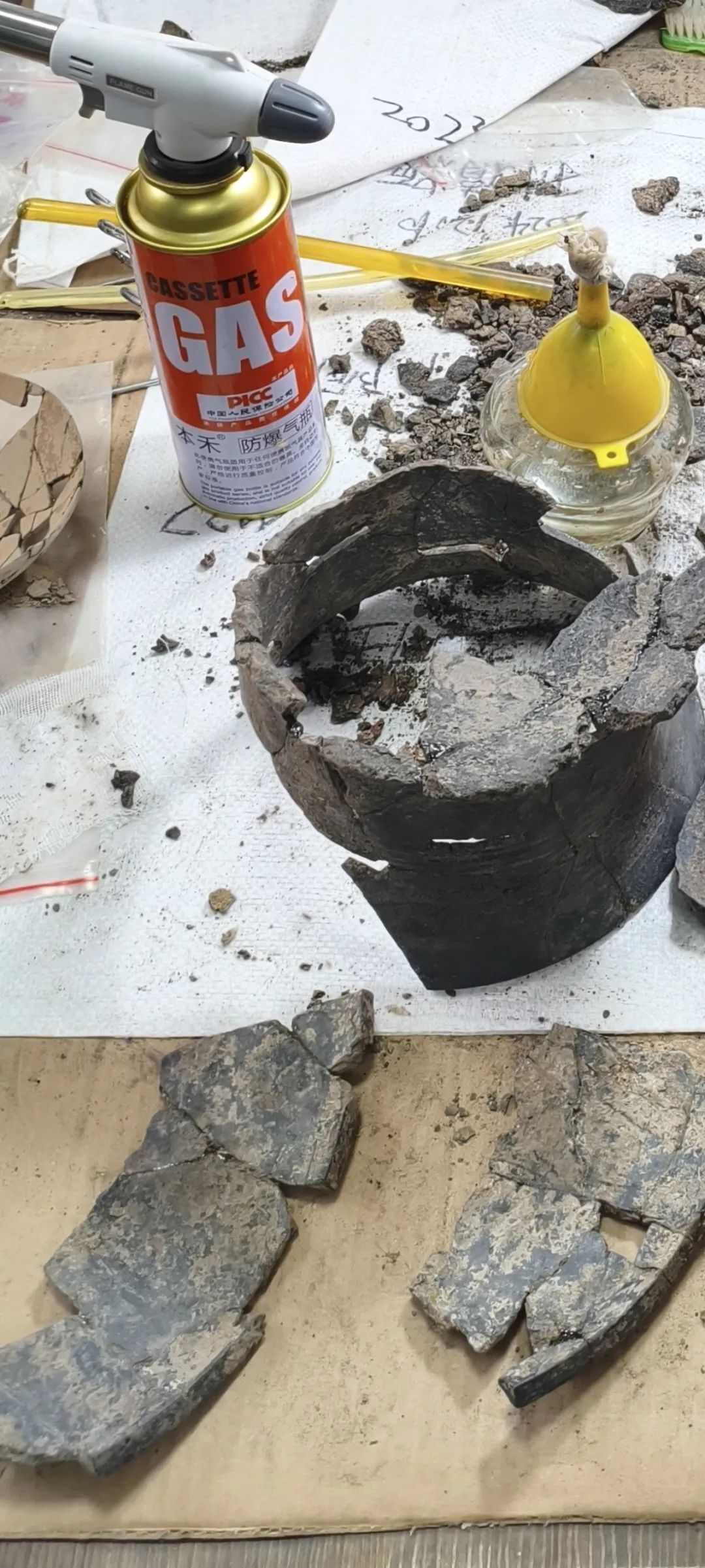 河南小镇挖出5000年前大墓 记者实探“国宝”修复现场