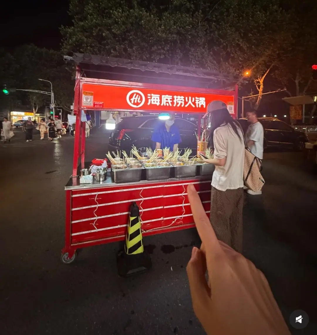 素菜1元，荤菜2元！街头现海底捞路边摊，官方证实：不是冒牌