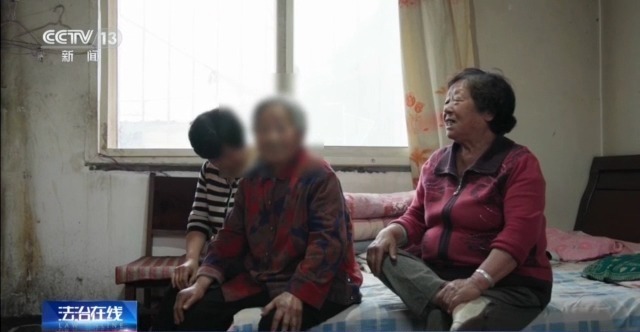 99岁老人深夜徘徊国道边 外卖小哥、民警接力救助 99岁老人深夜徘徊国道边 外卖小哥、民警接力救助