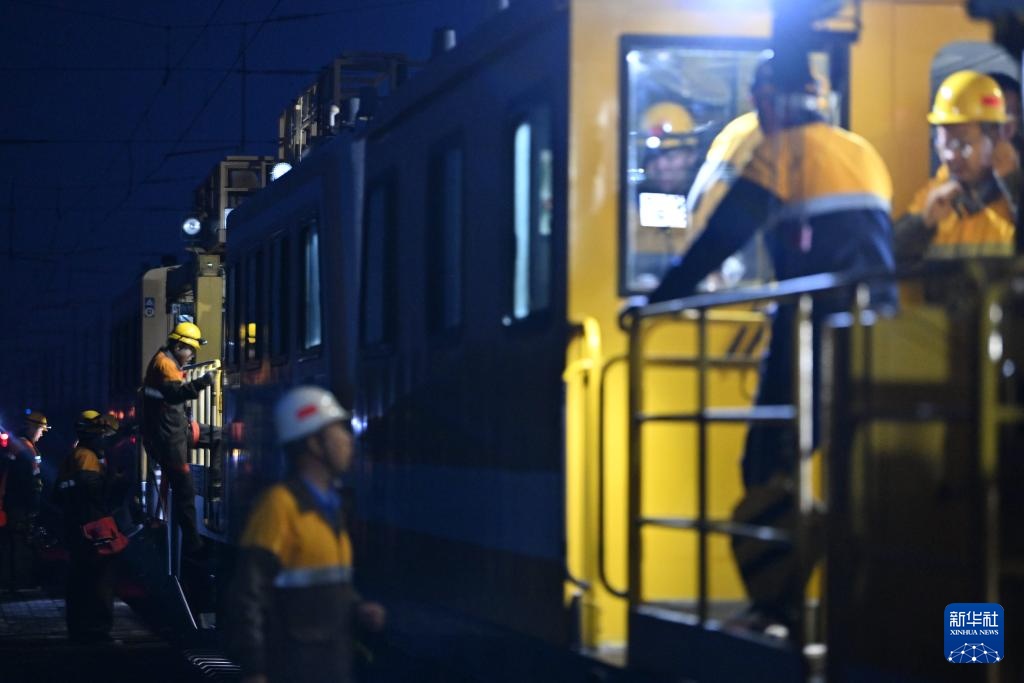 津霸铁路开展接触网集中修工作