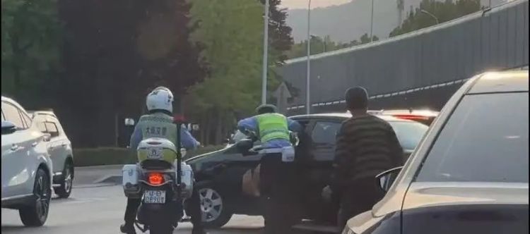 太疯狂了！无证驾驶辽B套牌车，逃逸途中撞伤两名交警……