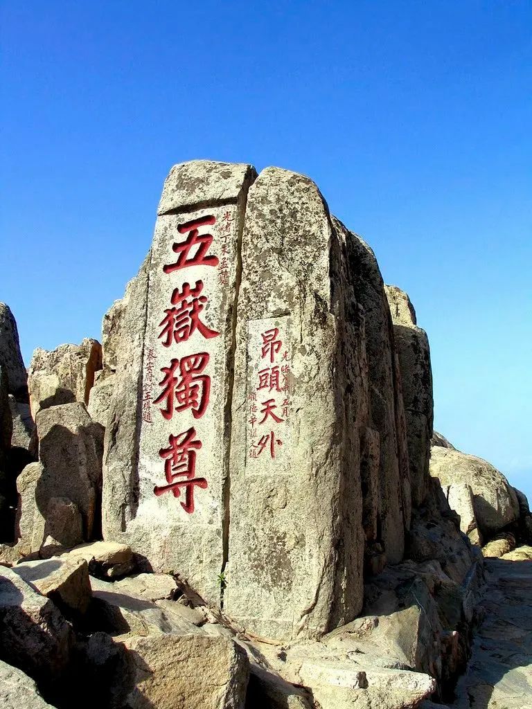 “不可以上去！”小伙爬泰山“五岳独尊石”顶拍照，被周围游客呵斥，景区回应