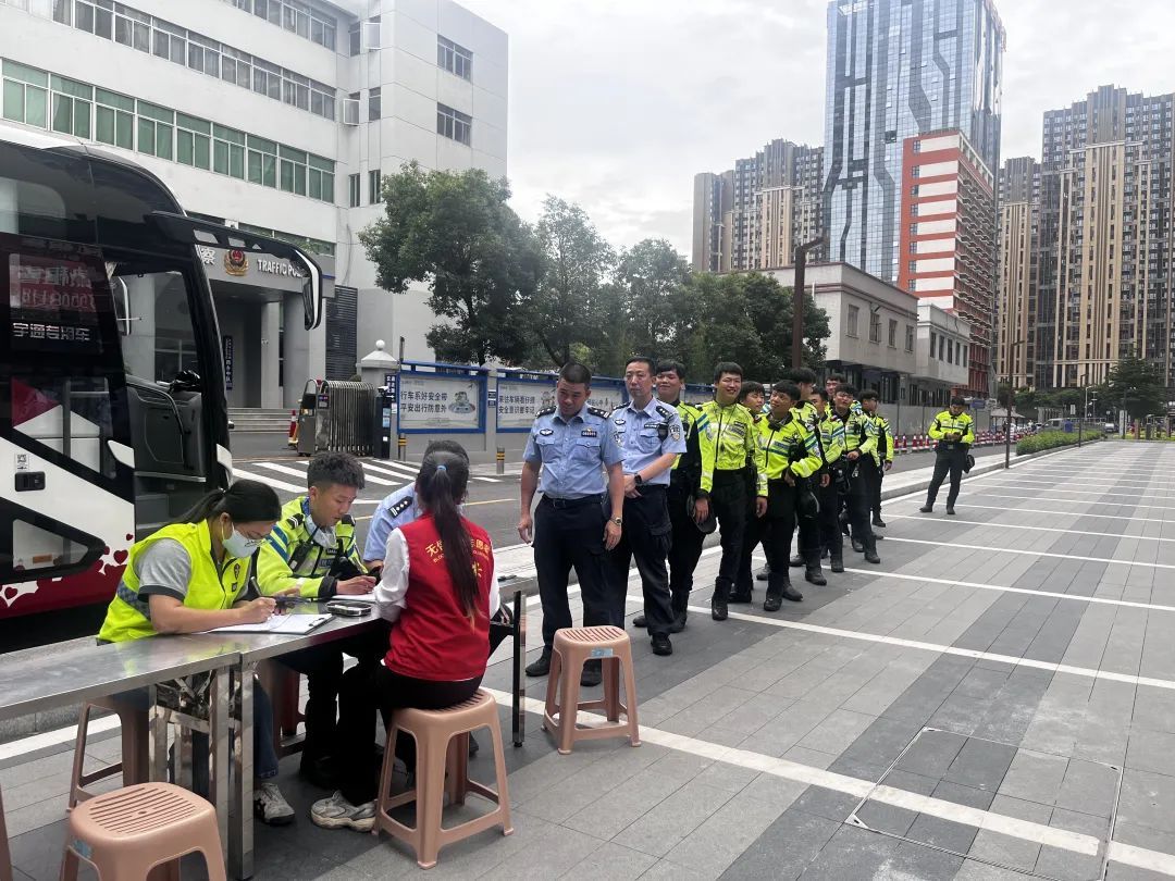 事故伤者急需血液，25名交警紧急献血8000毫升！