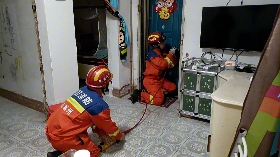 柳州女子3楼阳台晾晒衣物，不慎坠楼！