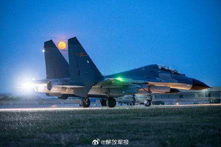 月光下战机，氛围感拉满！