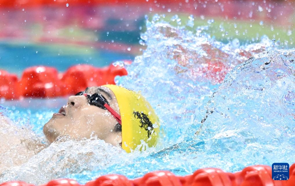 全国游泳冠军赛：徐嘉余获男子200米仰泳冠军