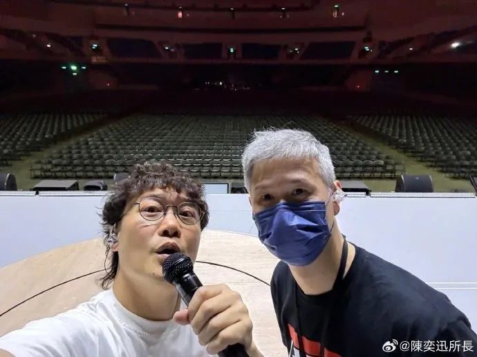 陈奕迅深夜晒照，怼脸自拍！网友：已满血复活