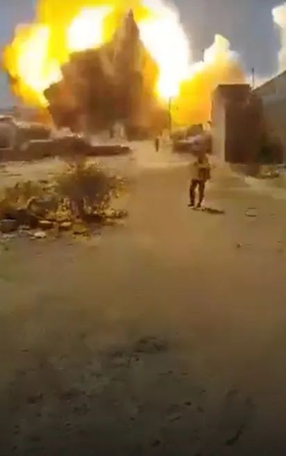 胡塞武装武器库突发剧烈爆炸!持续两小时致19人死亡 胡塞武装武器库突发剧烈爆炸!持续两小时致19人死亡