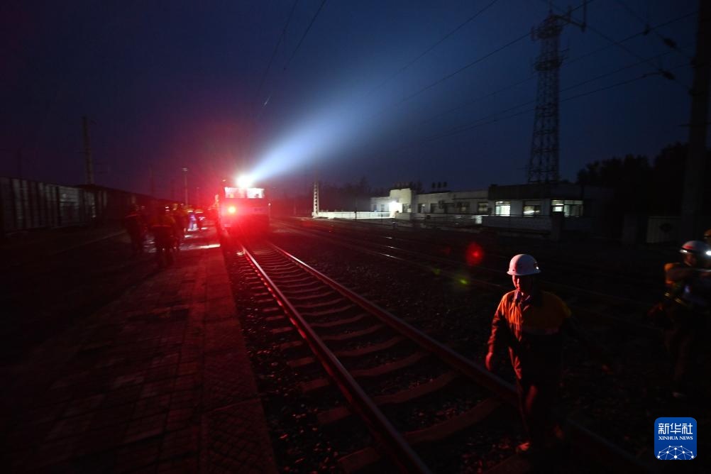 津霸铁路开展接触网集中修工作