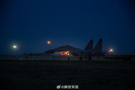 月光下战机，氛围感拉满！