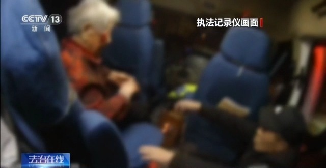 99岁老人深夜徘徊国道边 外卖小哥、民警接力救助 99岁老人深夜徘徊国道边 外卖小哥、民警接力救助