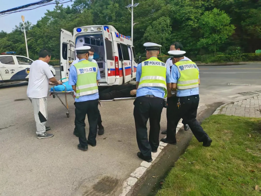 抢赢时间！半挂车蛇形走位，民警一眼辨危，火速救下中风司机！