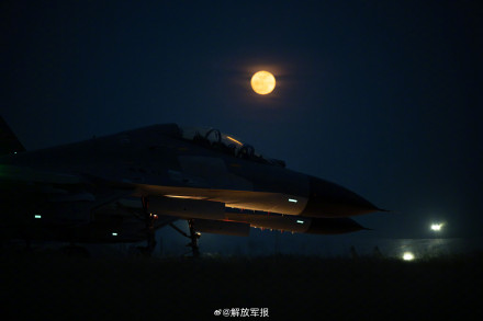 月光下战机，氛围感拉满！