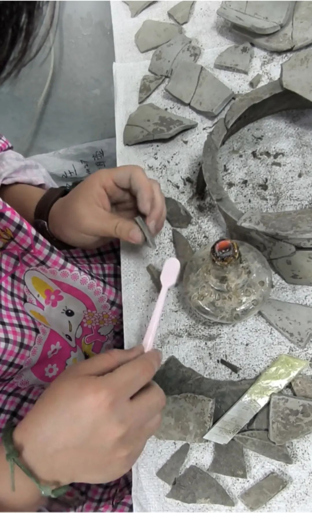 河南小镇挖出5000年前大墓 记者实探“国宝”修复现场