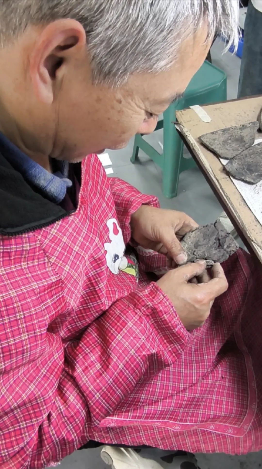 河南小镇挖出5000年前大墓 记者实探“国宝”修复现场