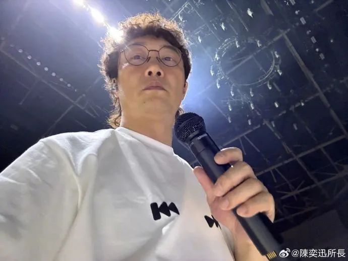 陈奕迅深夜晒照，怼脸自拍！网友：已满血复活