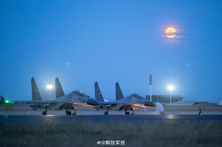 月光下战机，氛围感拉满！