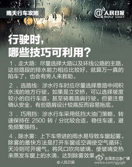 连根拔起！柳州一小区门口巨榕倒伏，事发时有人树下在倒车……