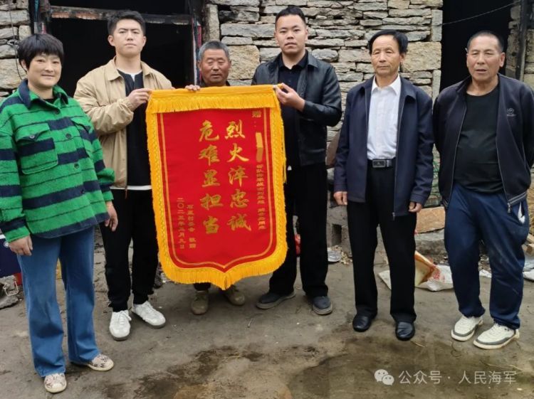 婚礼当天,新郎和伴郎把礼服脱掉,背后原因竟是…… 婚礼当天,新郎和伴郎把礼服脱掉,背后原因竟是……