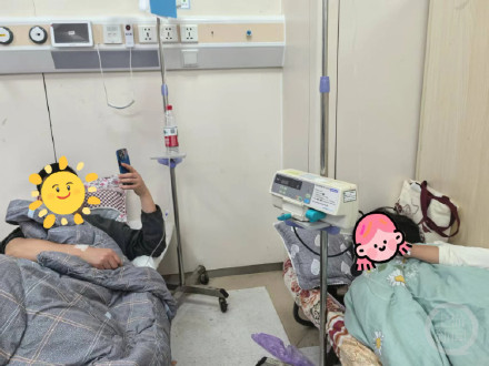 昆明一对夫妻吃见手青中毒，在医院过“520”