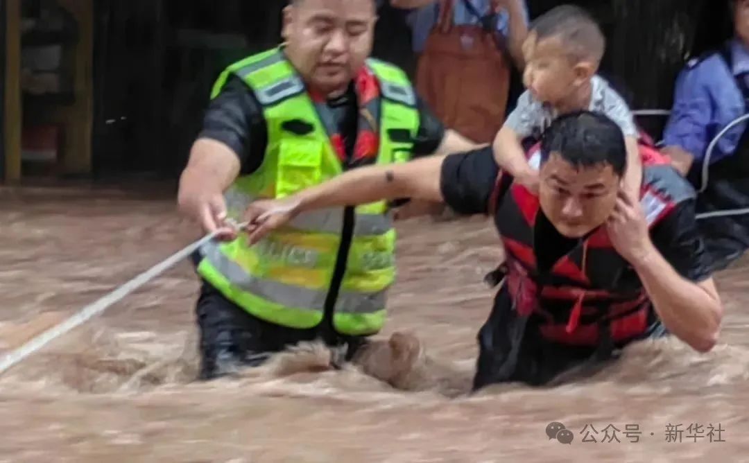 “帅不帅？”“帅！注意安全！”