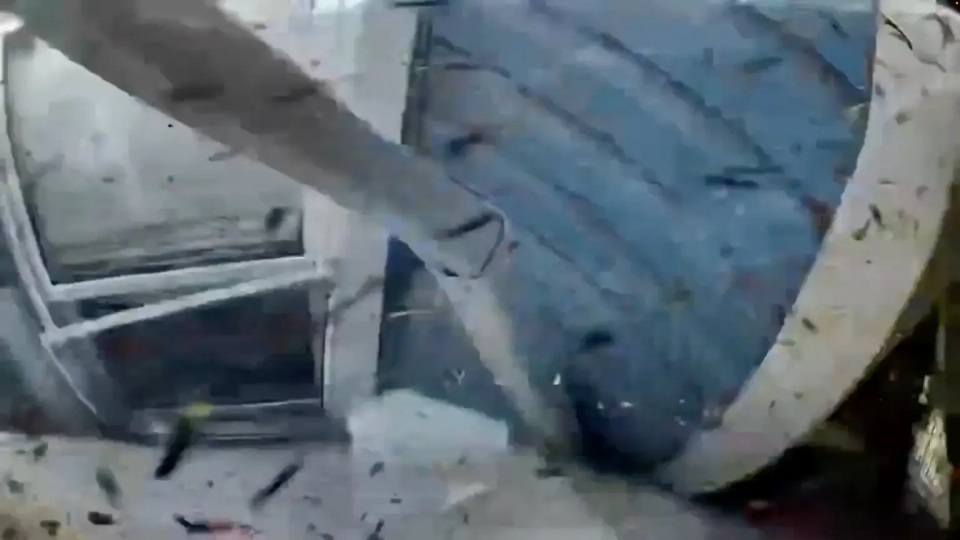 美国73吨卡车失控撞入民宅，房主被撞飞到墙上，无生命危险