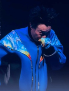 新冠刚康复的陈奕迅在演唱会上“爆咳”,一度无法继续演唱 新冠刚康复的陈奕迅在演唱会上“爆咳”,一度无法继续演唱